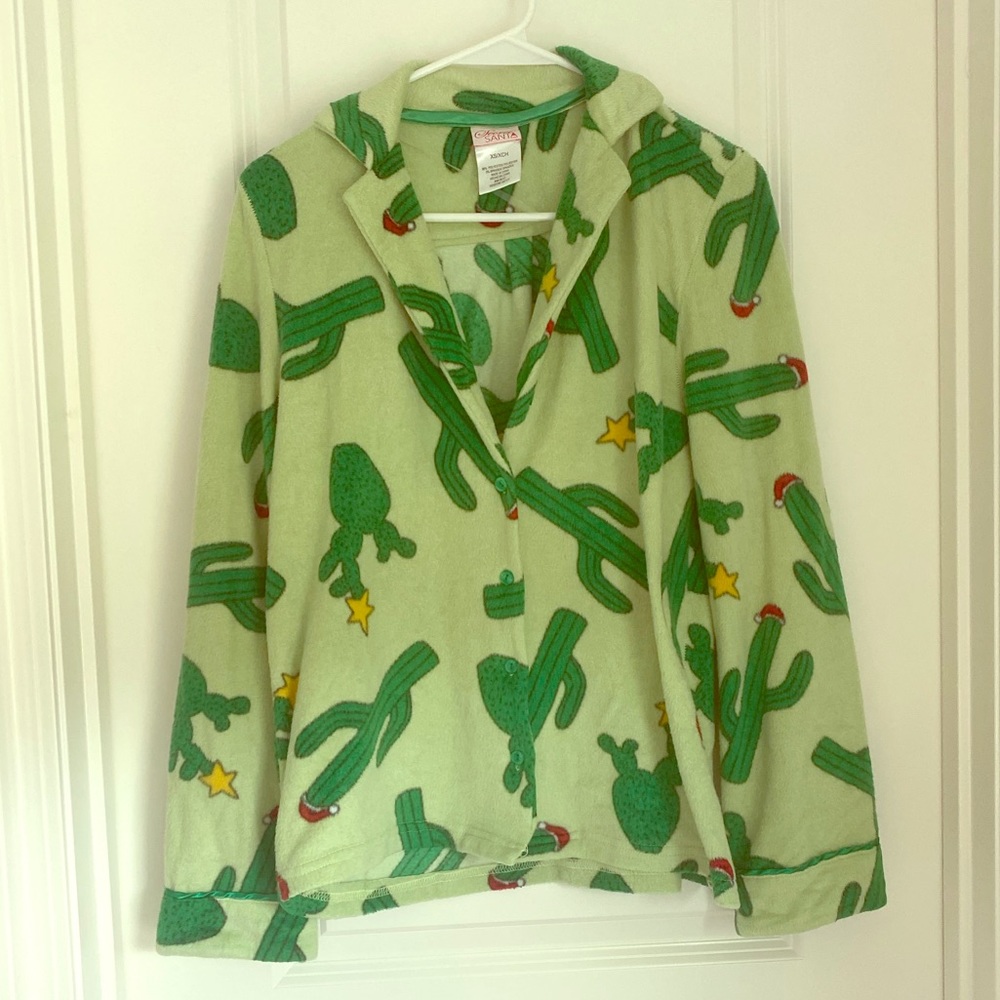 2/20$ Christmas cactus ultra soft PJ shirt